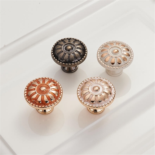 Tay nắm hoa cúc, màu gỗ hương
